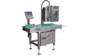 Instrumentos Comprobadores de Peso Automáticos que coloca a cada artículo la etiqueta con el valor del peso.