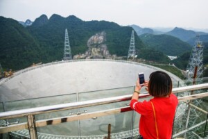 Instalaciones del Telescopio FAST en Dawodang en la provincia de Guizhou, China