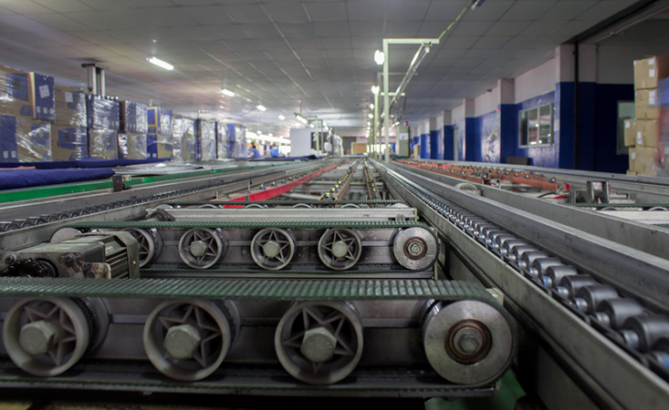 Conveyor line in constantly moving