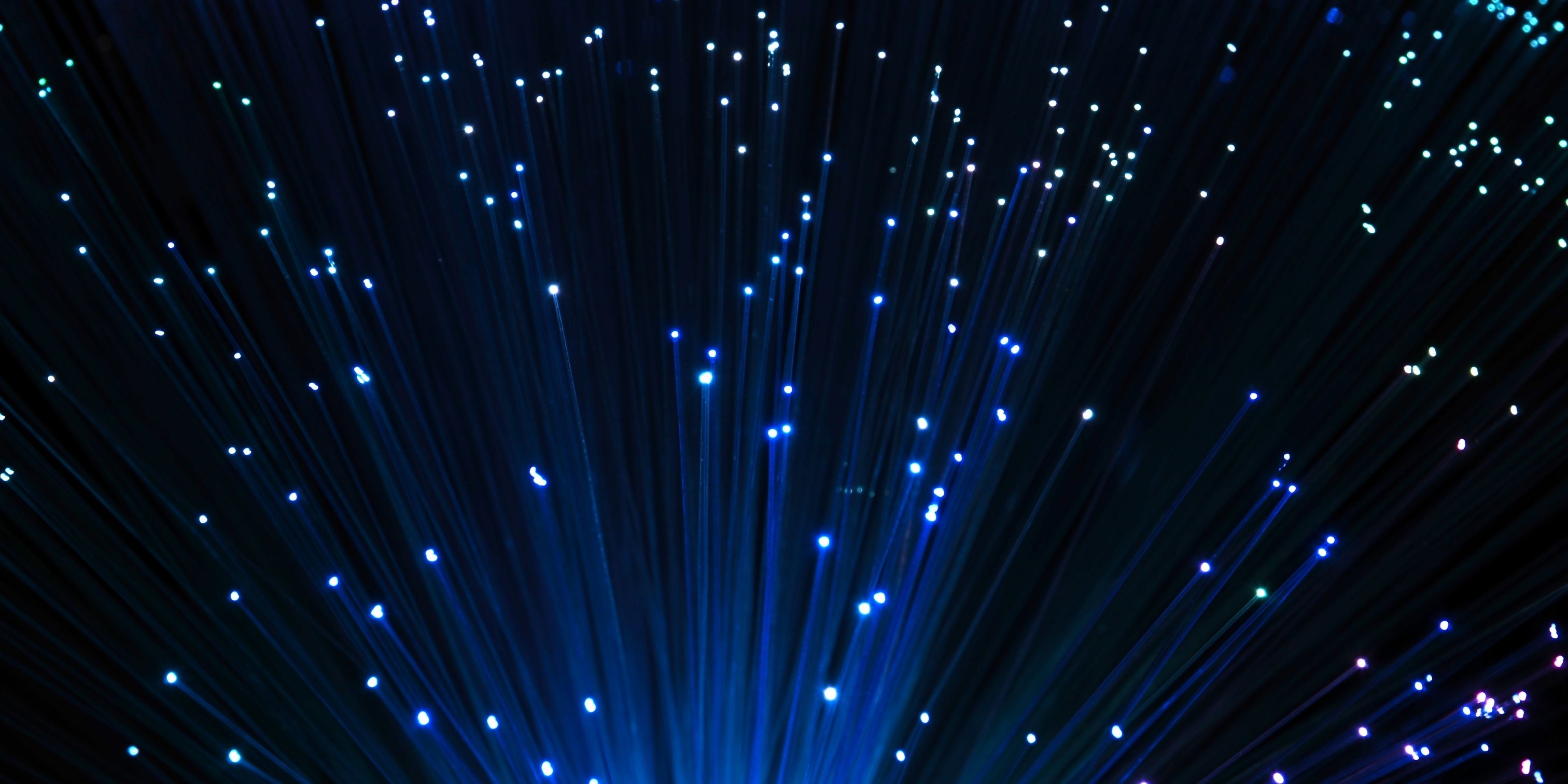 Retos de Detección en Alta Velocidad: ¿Cuándo usar un sensor fotoeléctrico y cuándo uno de fibra óptica?