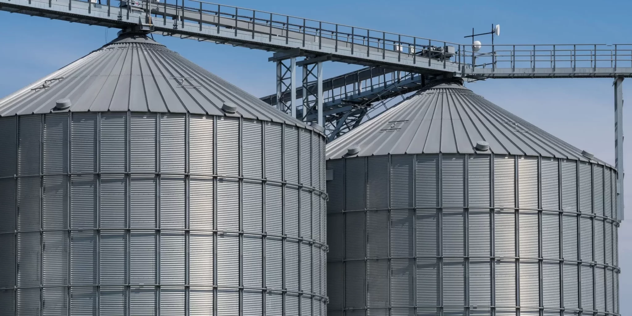 Optimización de Inventarios a Granel: Precisión mediante Pesaje Estructural en Silos